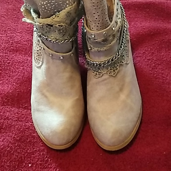 Boots - Picture 2 of 4